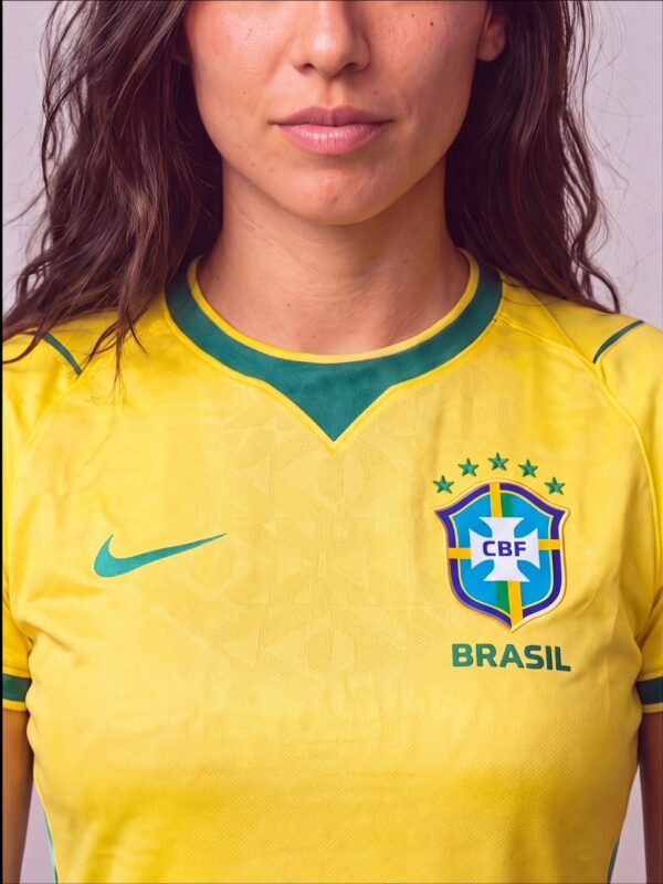 Camisa Feminina Jogador Seleção Brasil Amarela I 1.1 Idêntica a original 26/27
