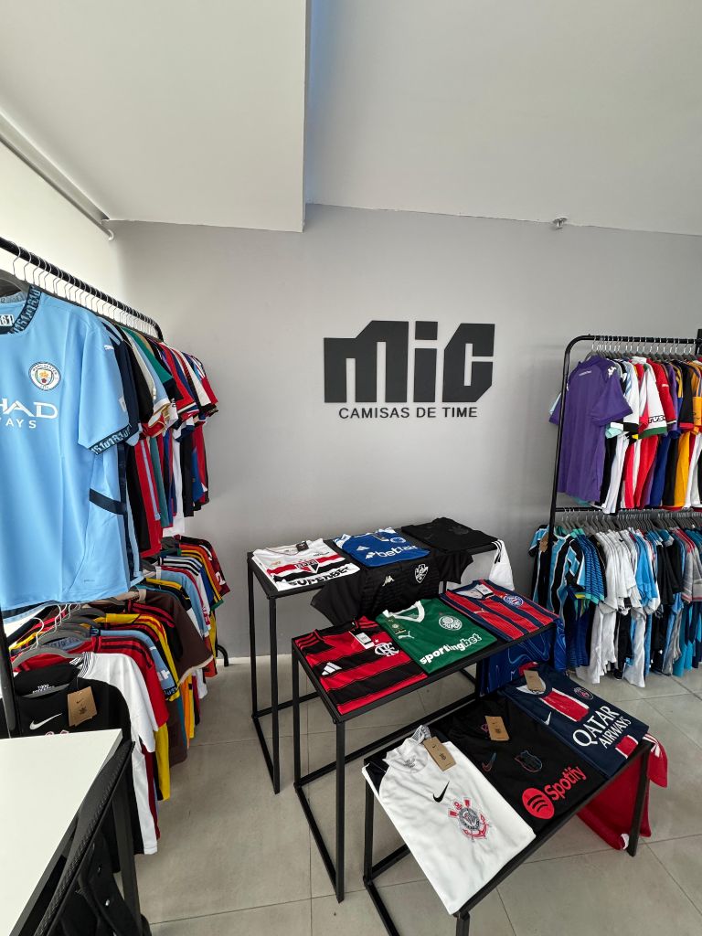 Vitrine da loja MIC Camisas de Time com camisas de clubes em exposição